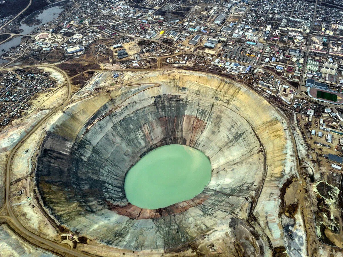 Алмазный рудник Мир