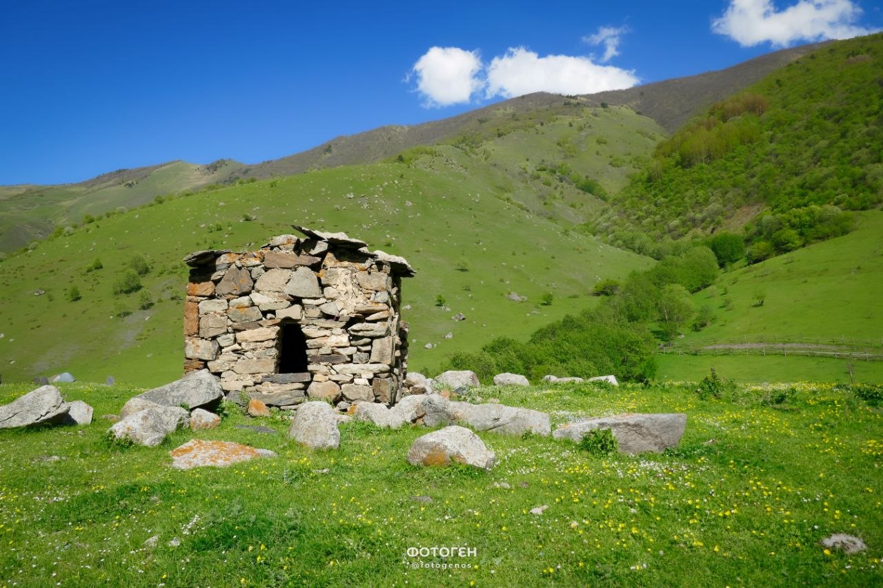 Архонские склепы