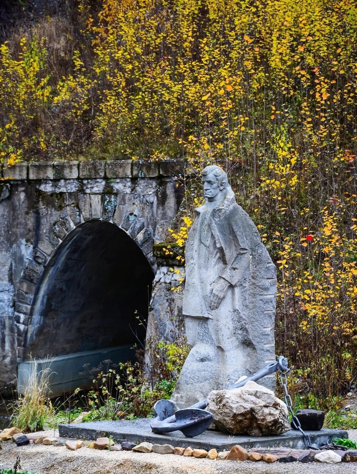 Памятник Александру Грину