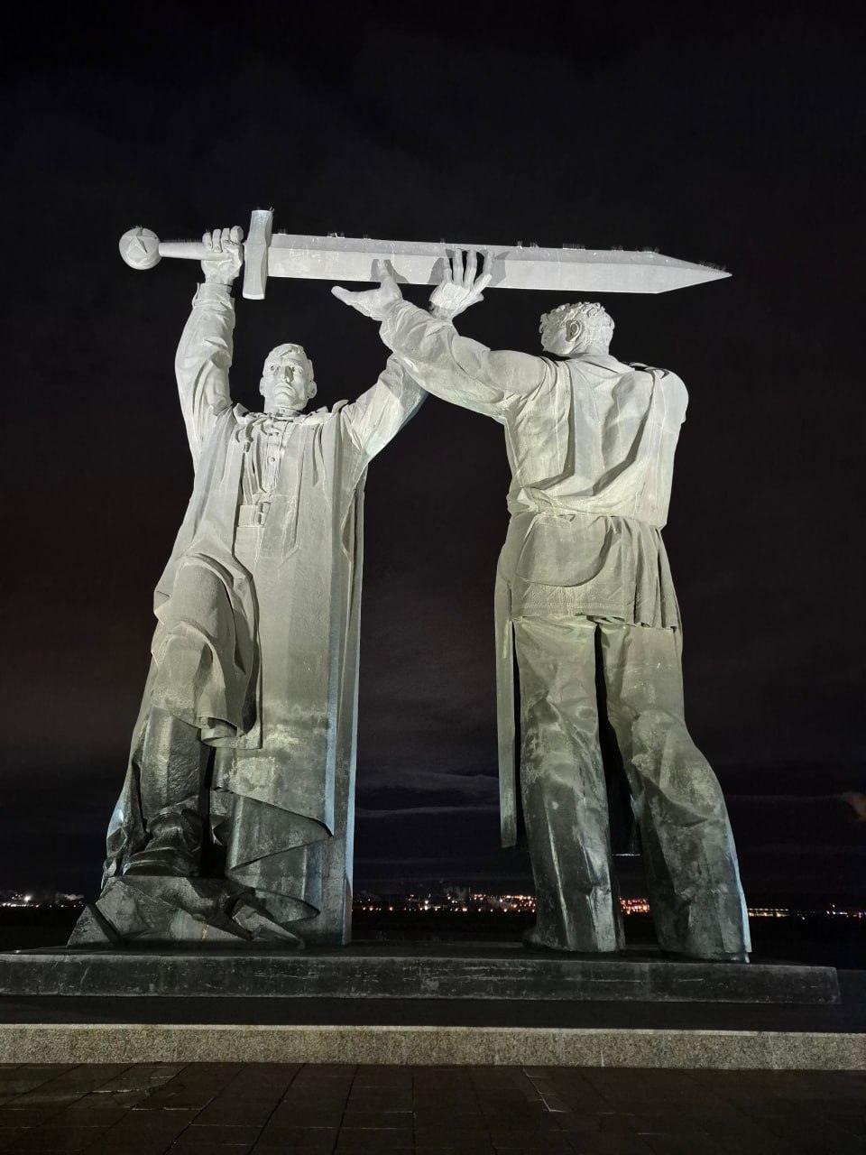 Монумент Тыл-фронту