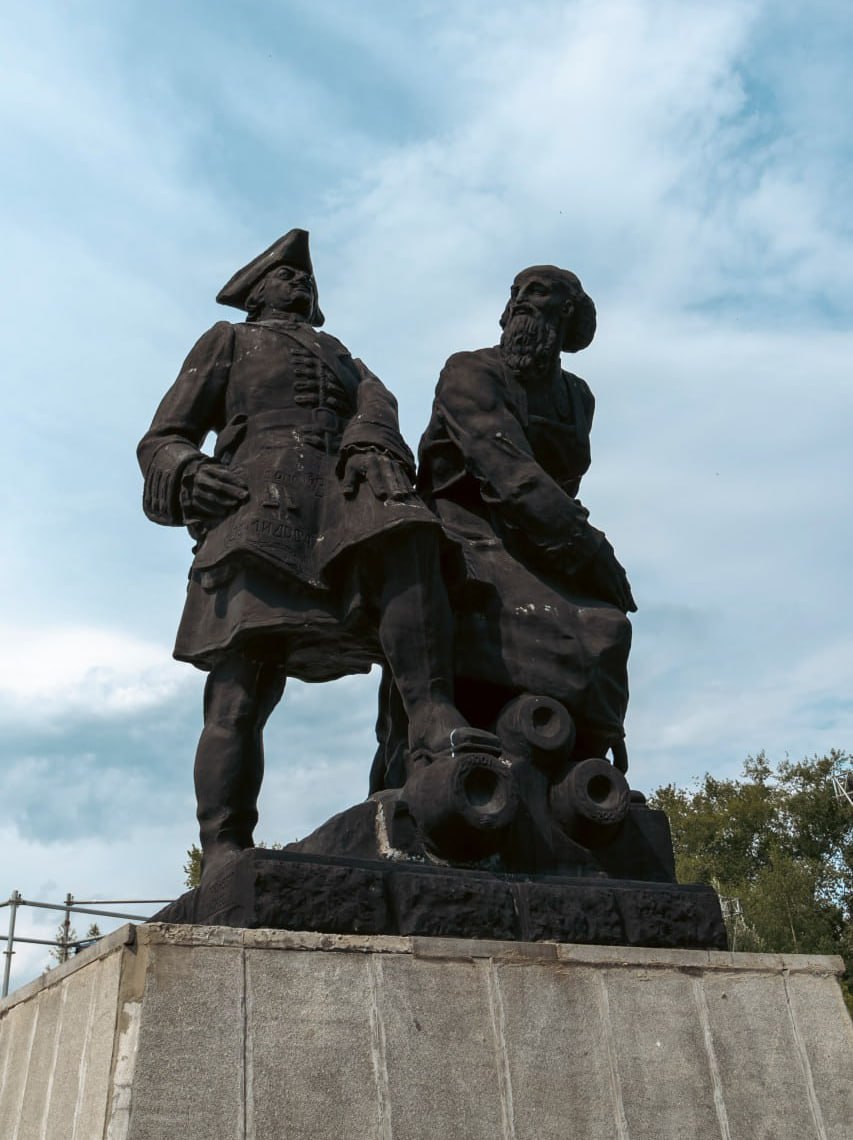 Памятник Петру I и Демидову