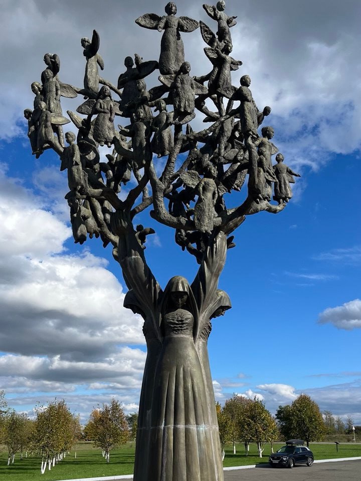 Памятник Древо скорби
