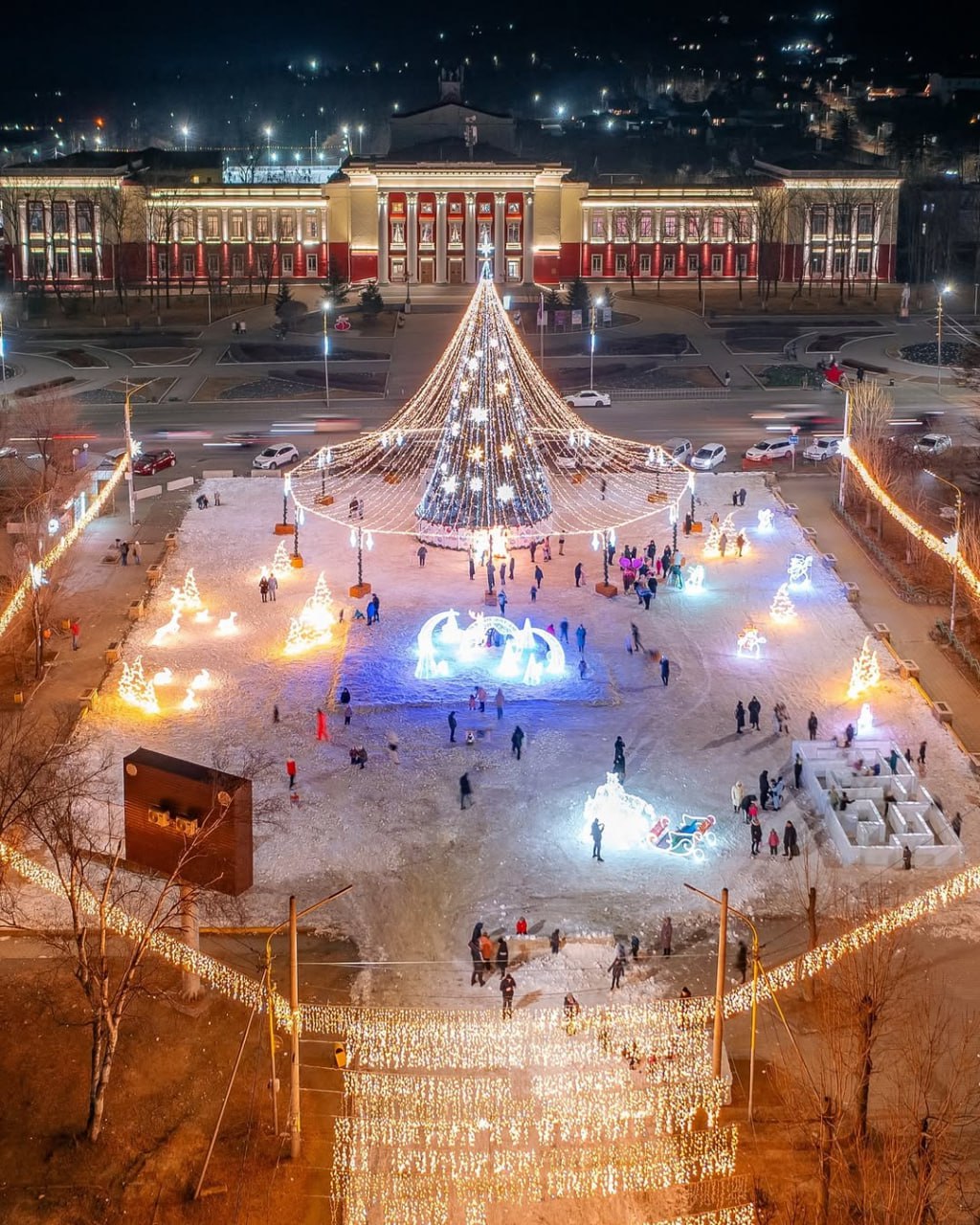 Площадь Ленина, Артём