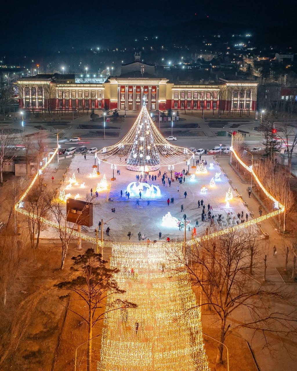 Площадь Ленина, Артём