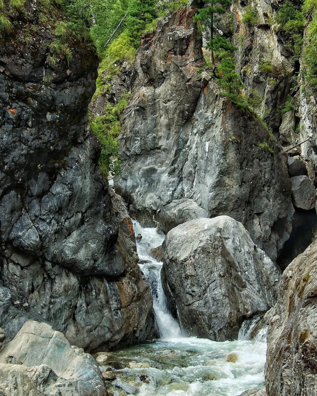 Водопады на реке Кынгарга