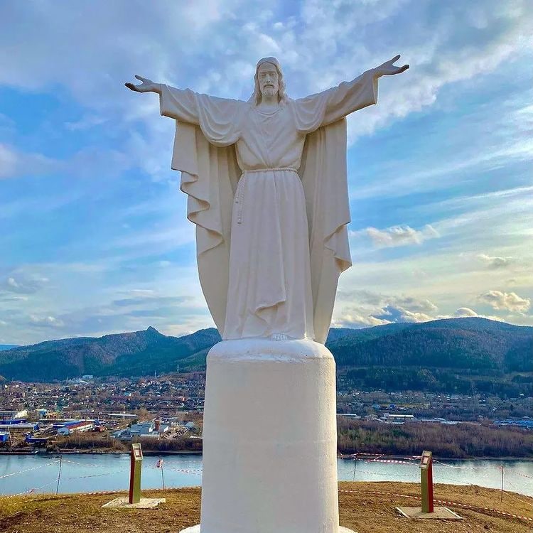 Статуя Христа у храма