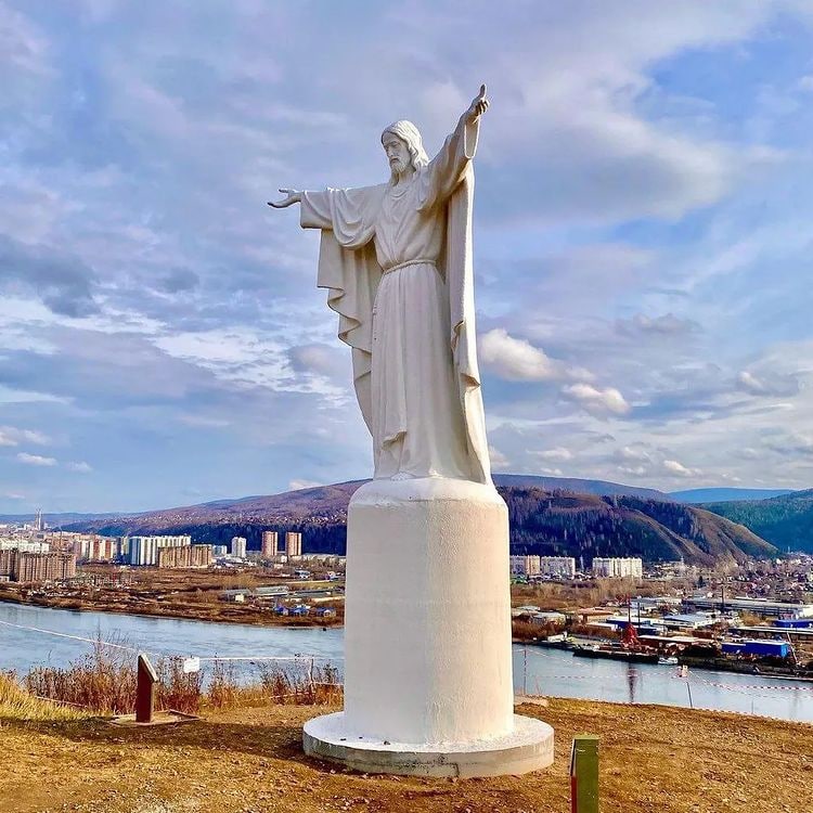 Статуя Христа у храма