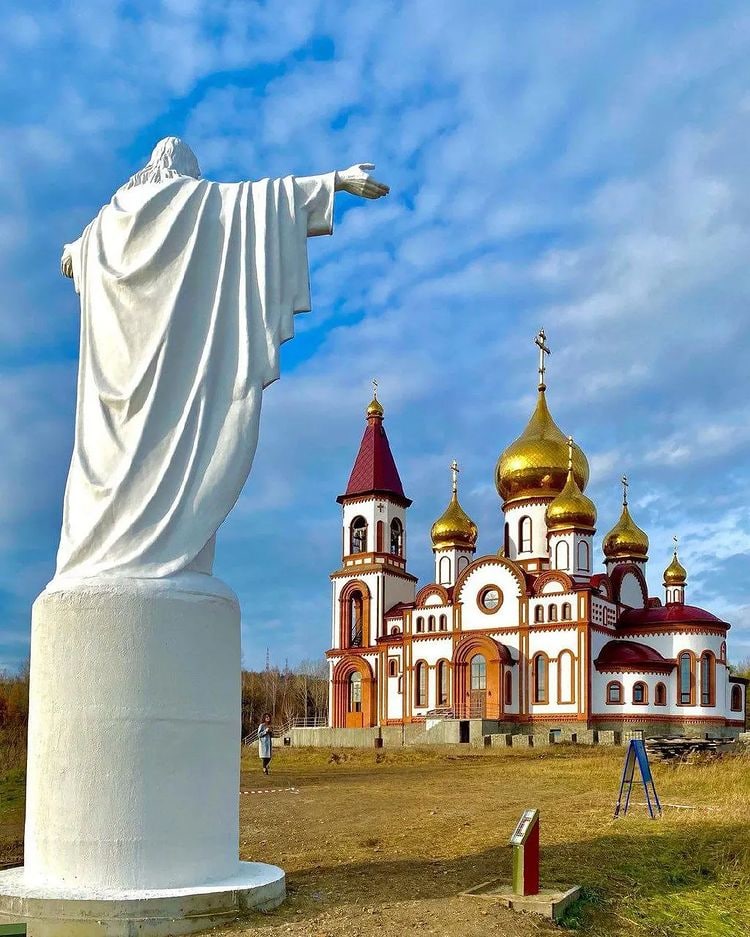 Статуя Христа у храма
