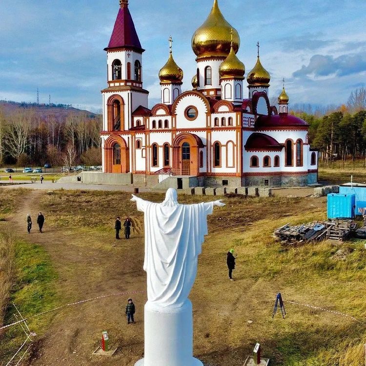 Статуя Христа у храма