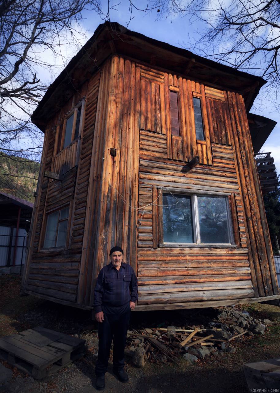 Крутящийся дом в Архызе