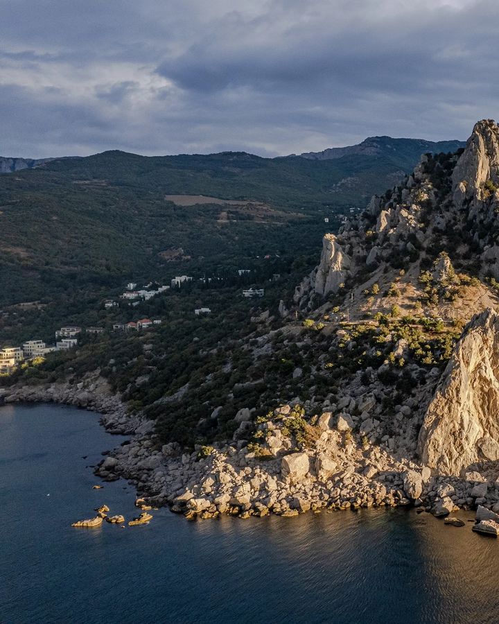 Гора Кошка и скала Крыло Лебедя