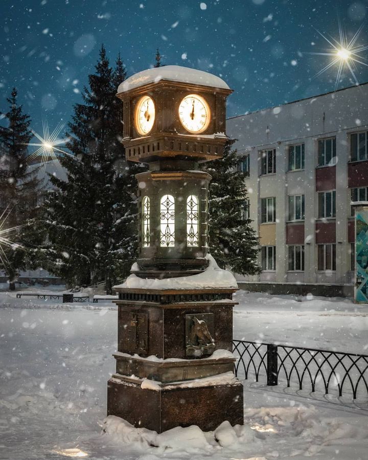 Часы на площади Красноуфимска