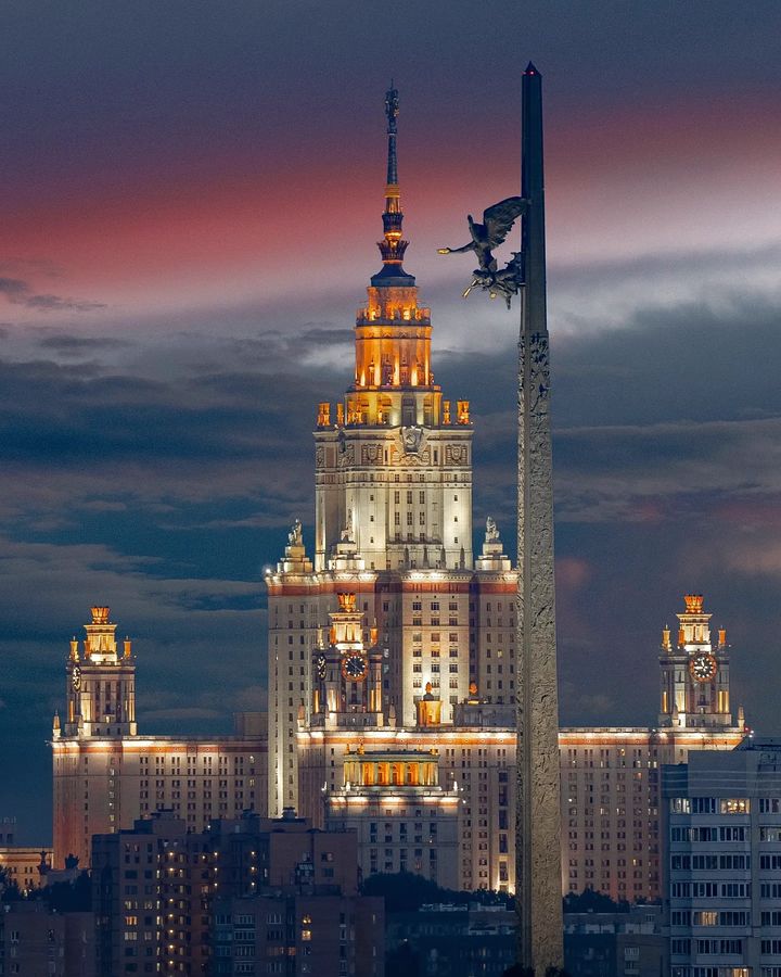 Монумент Победы и МГУ