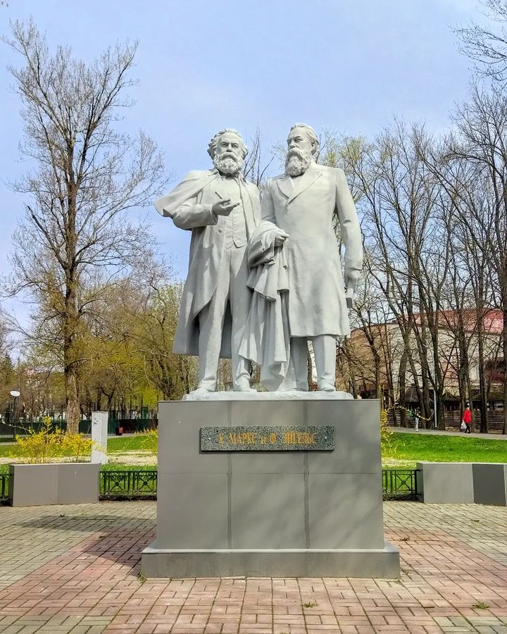 Памятник Марксу и Энгельсу