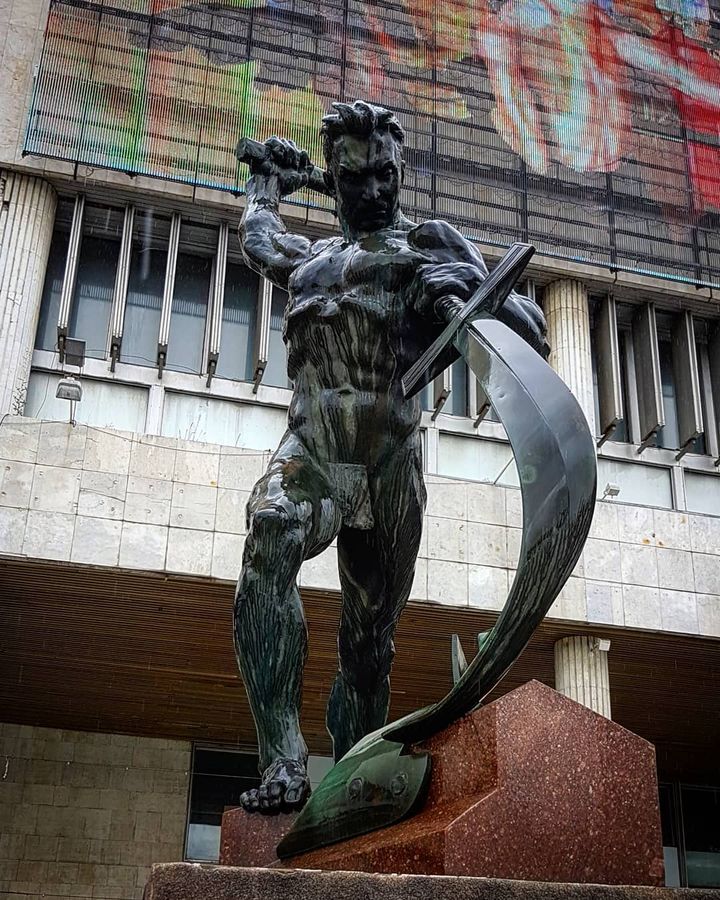 Памятник Перекуем мечи на орала