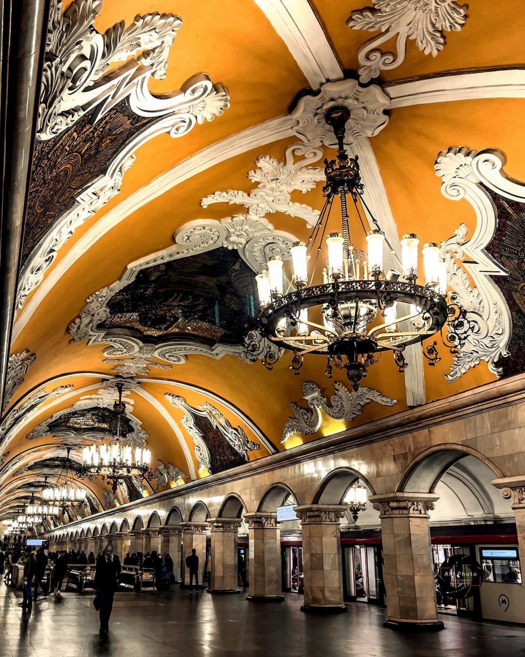Станция метро Комсомольская