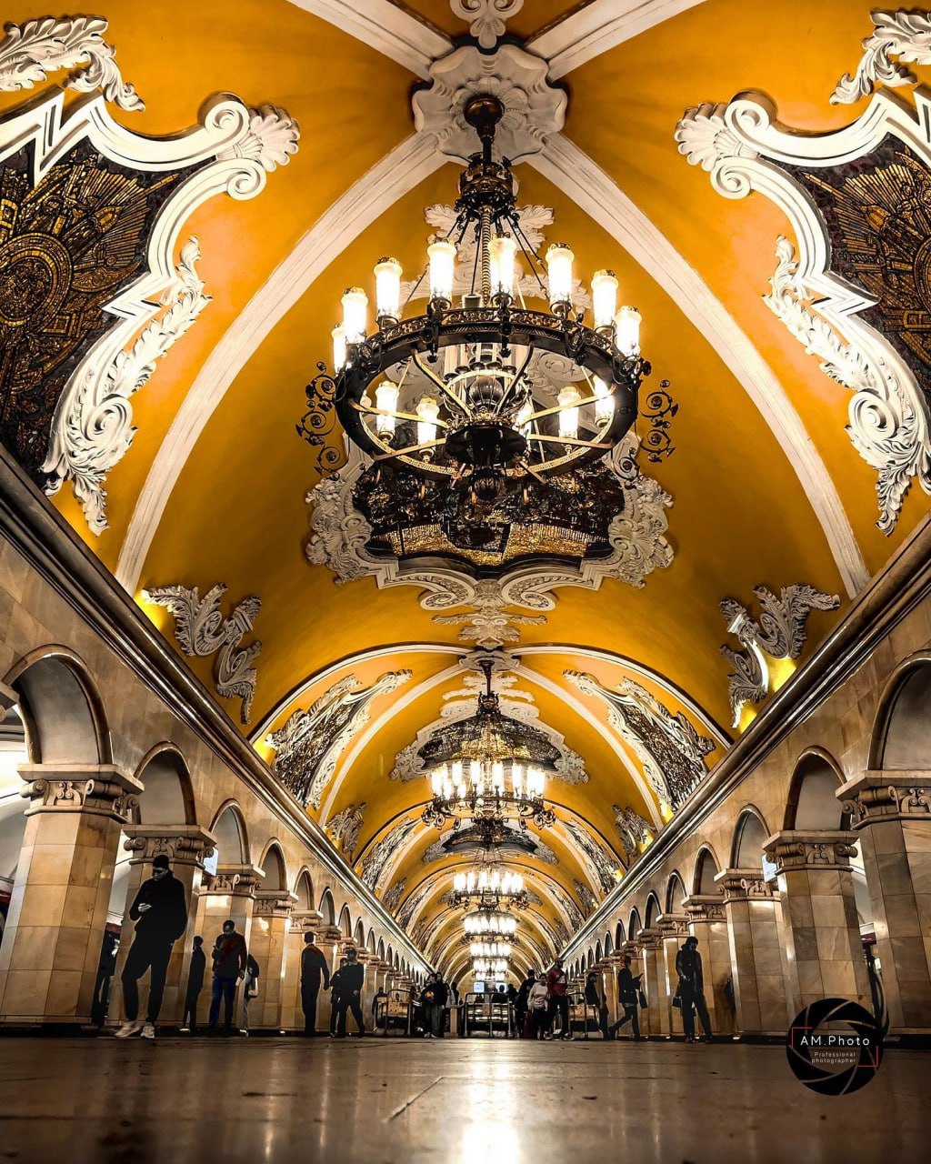 Станция метро Комсомольская