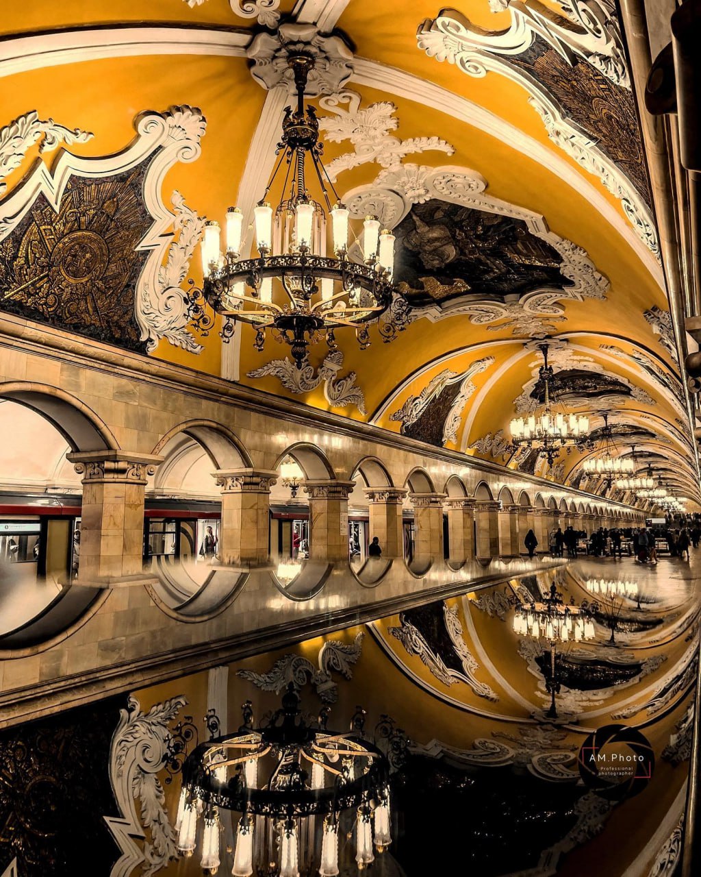 Станция метро Комсомольская