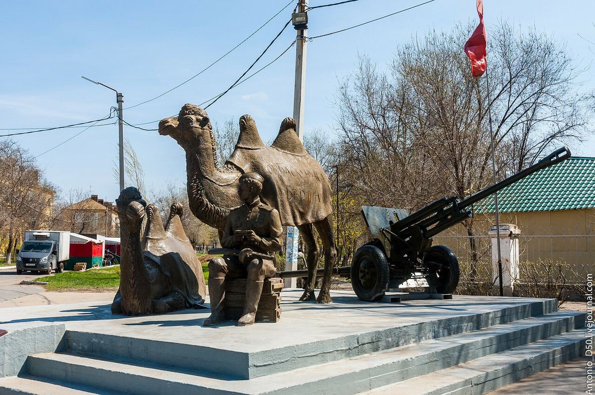 Памятник верблюдам Мишке и Машке