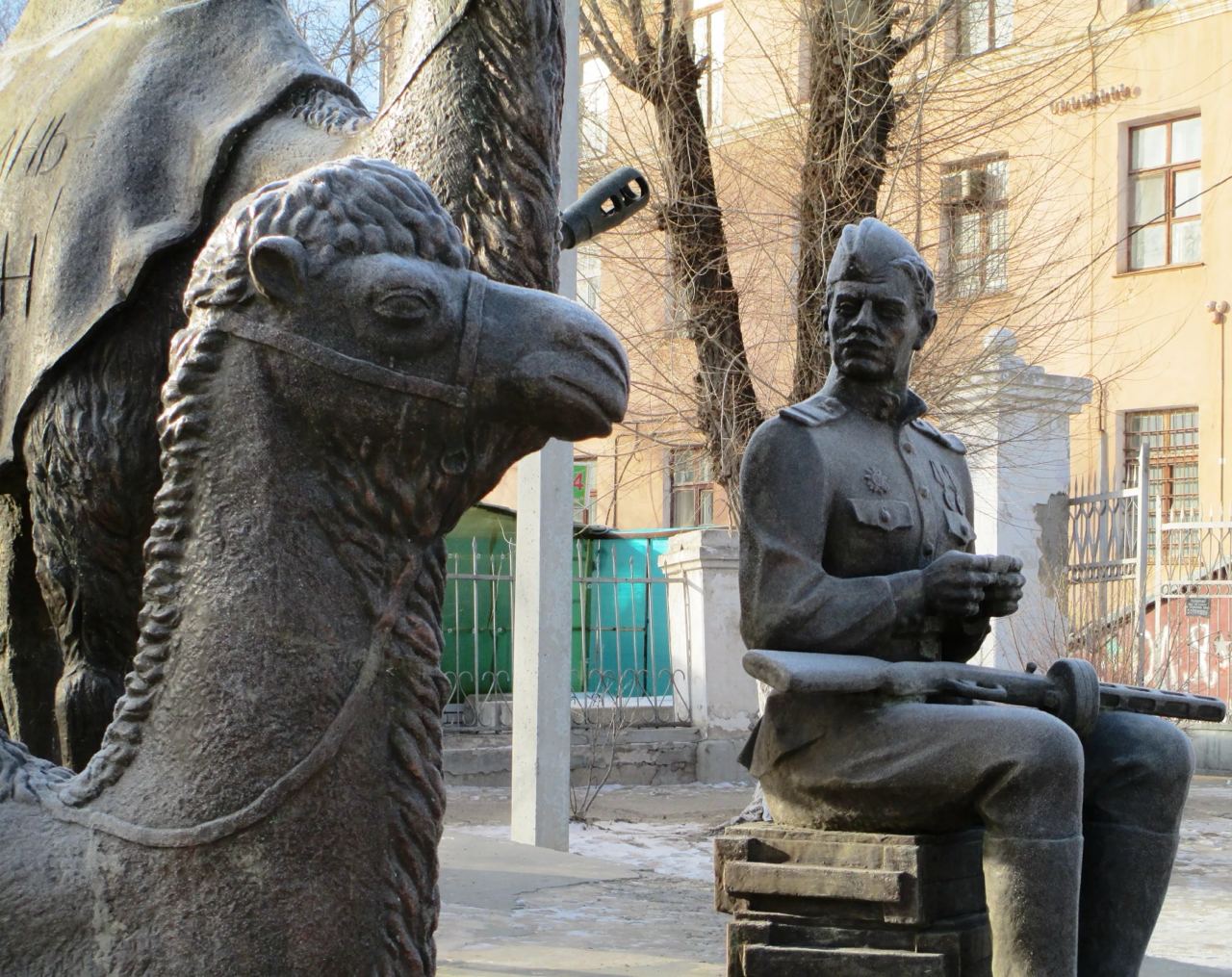 Памятник верблюдам Мишке и Машке