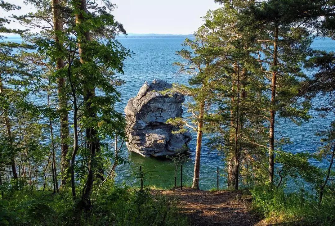 Шайтан-камень на озере Иткуль