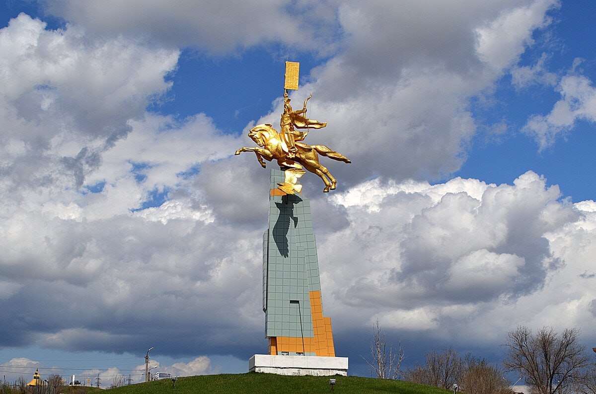 Памятник Золотой всадник