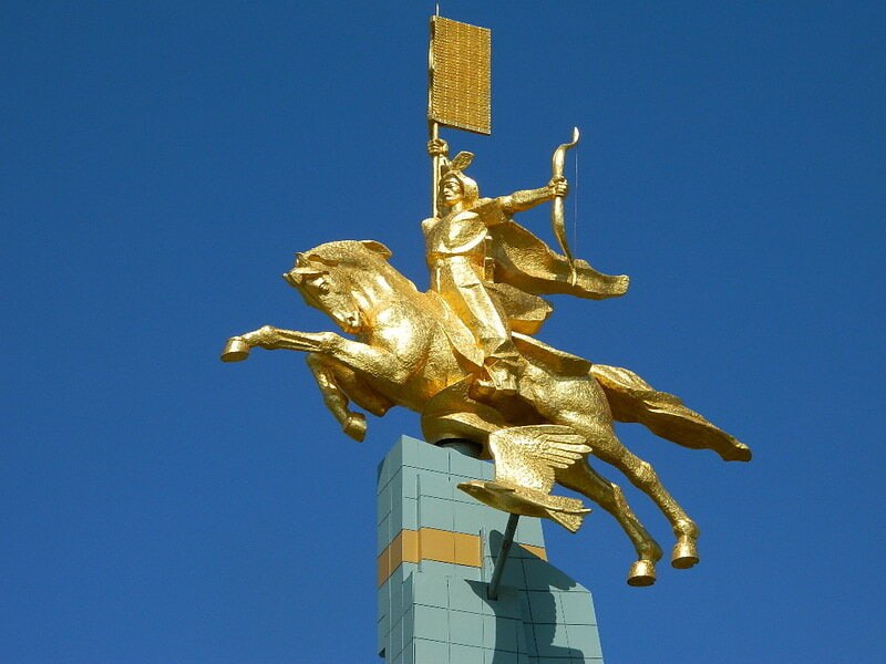 Памятник Золотой всадник