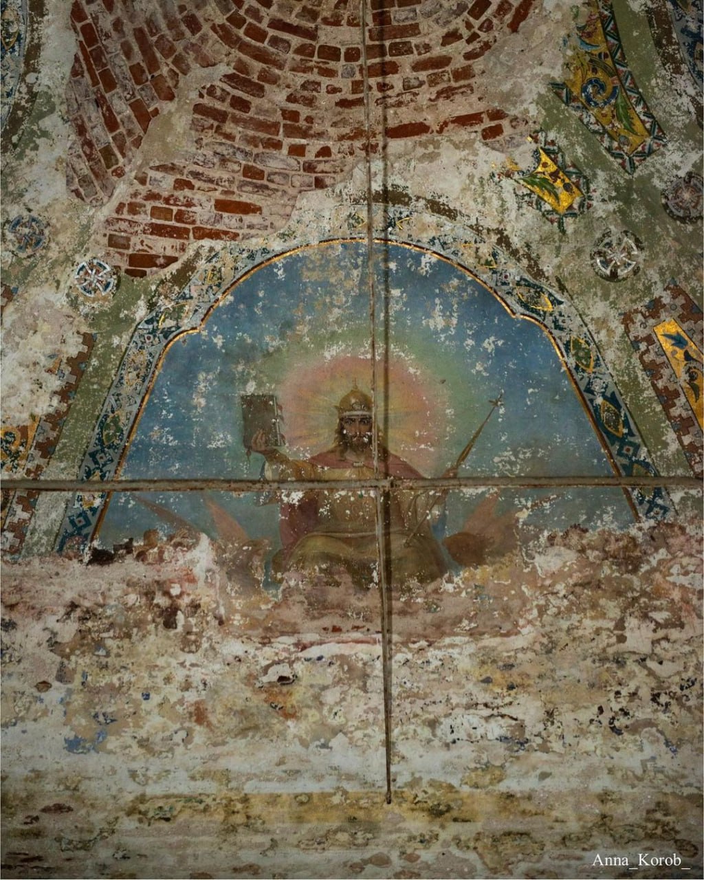 Древний храм с росписями