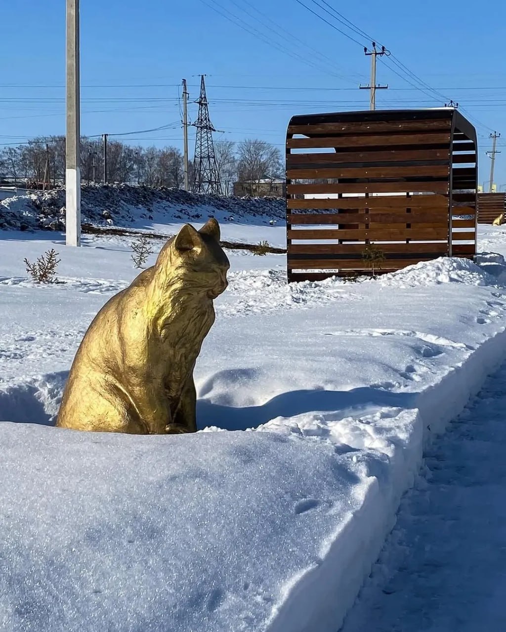 Аллея кошек в селе Кошки