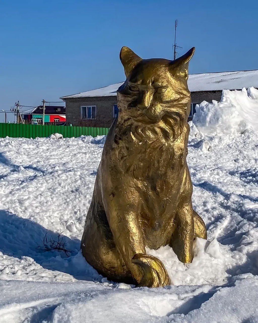 Аллея кошек в селе Кошки