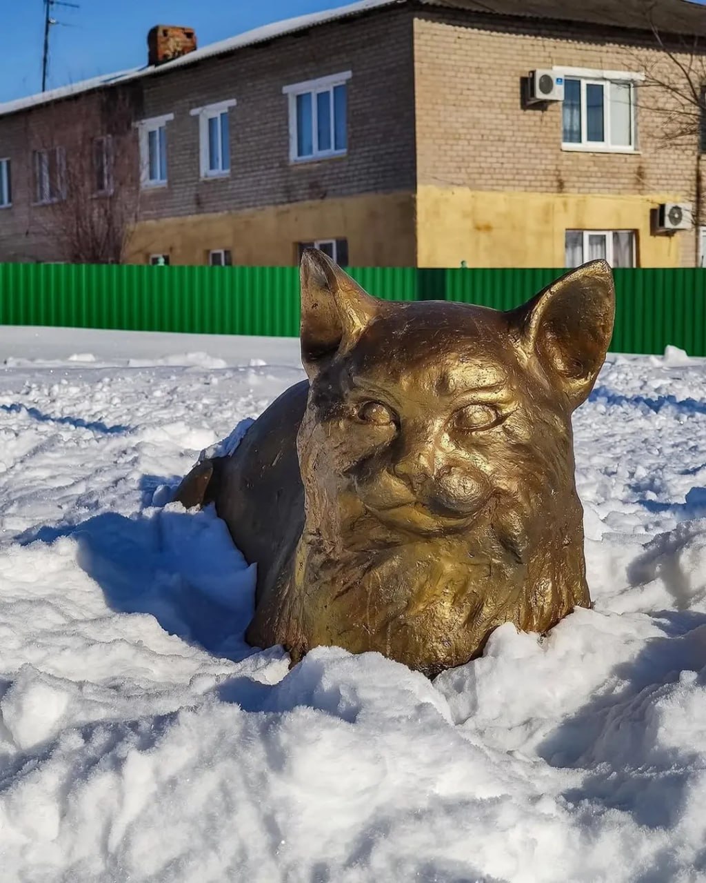 Аллея кошек в селе Кошки