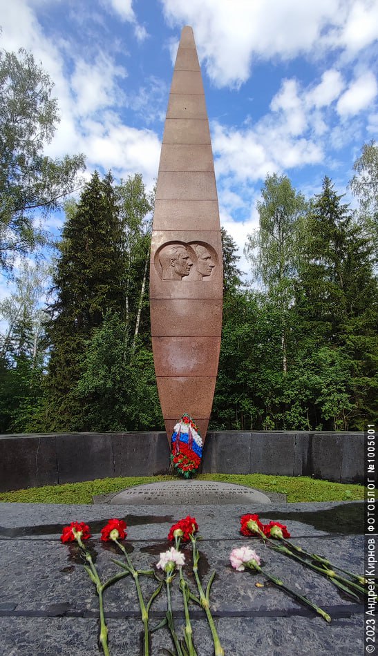 Памятник Гагарину и Серёгину
