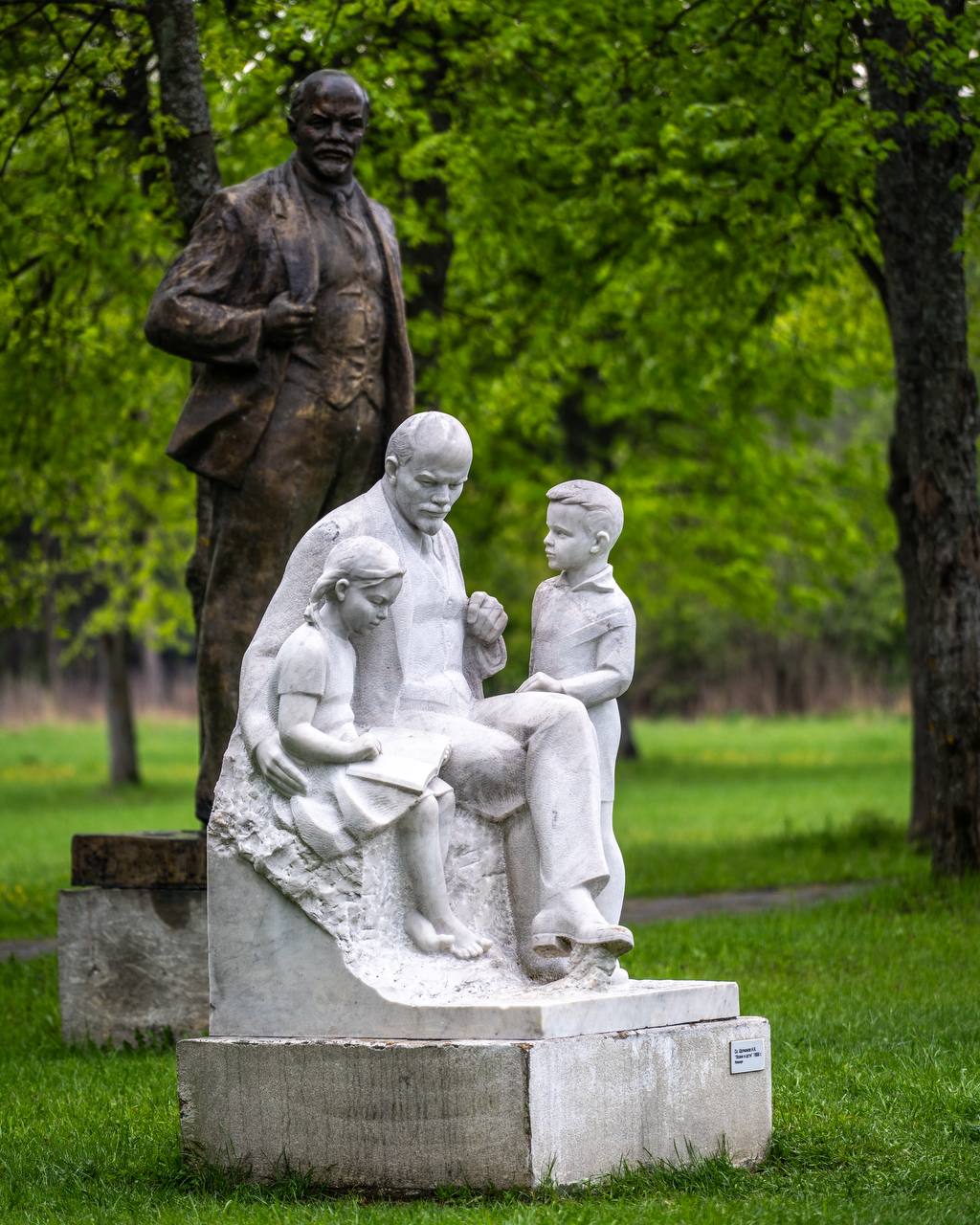 Памятники Ленину в Ленинских Горках