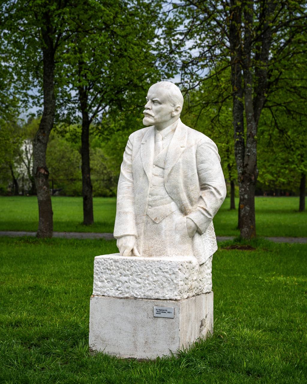 Памятники Ленину в Ленинских Горках