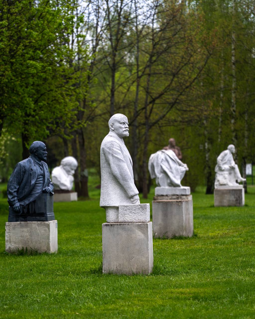 Памятники Ленину в Ленинских Горках