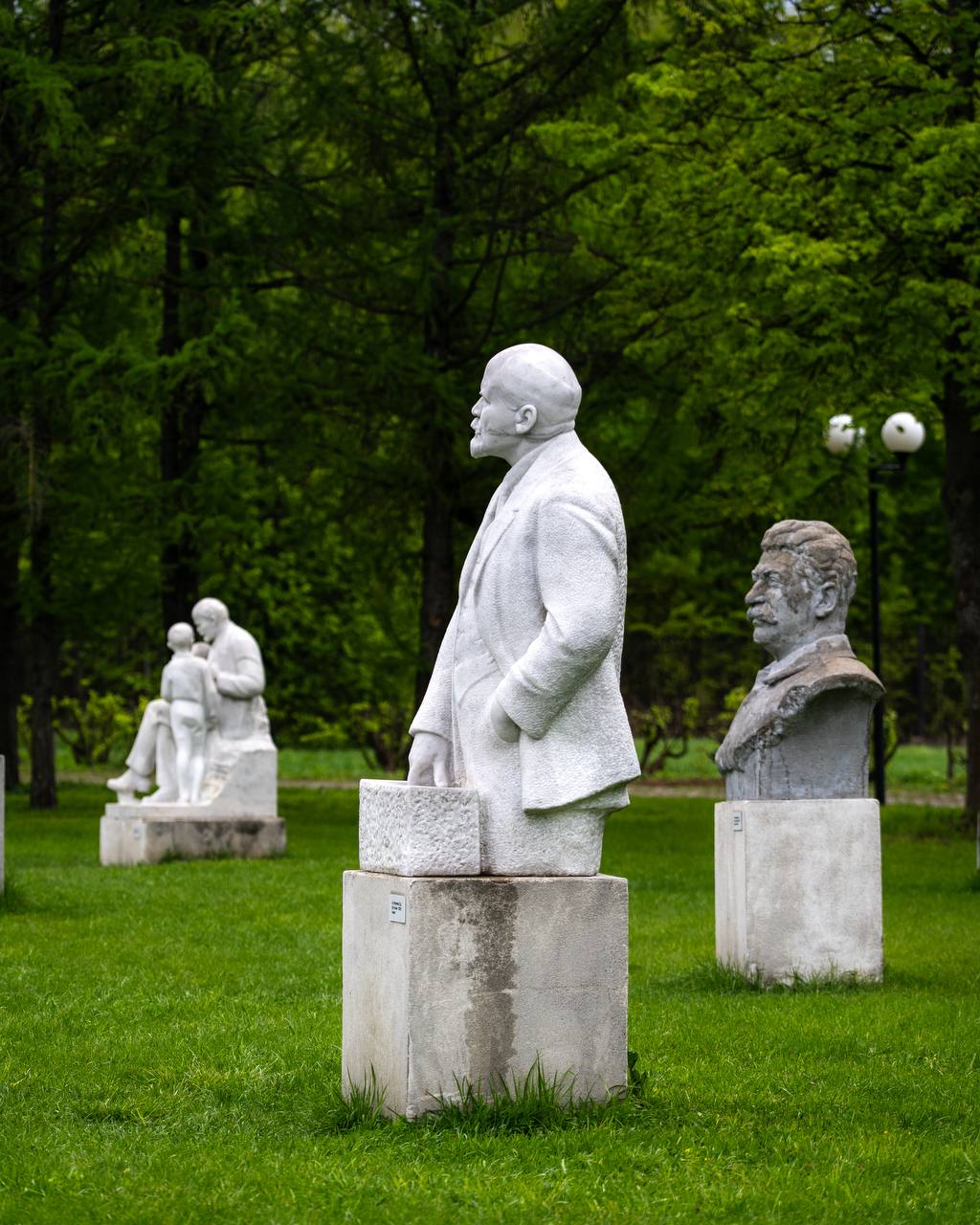Памятники Ленину в Ленинских Горках